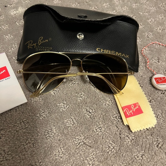 Ray-Ban Women’s Aviator Sunglasses - Picture 6 of 6